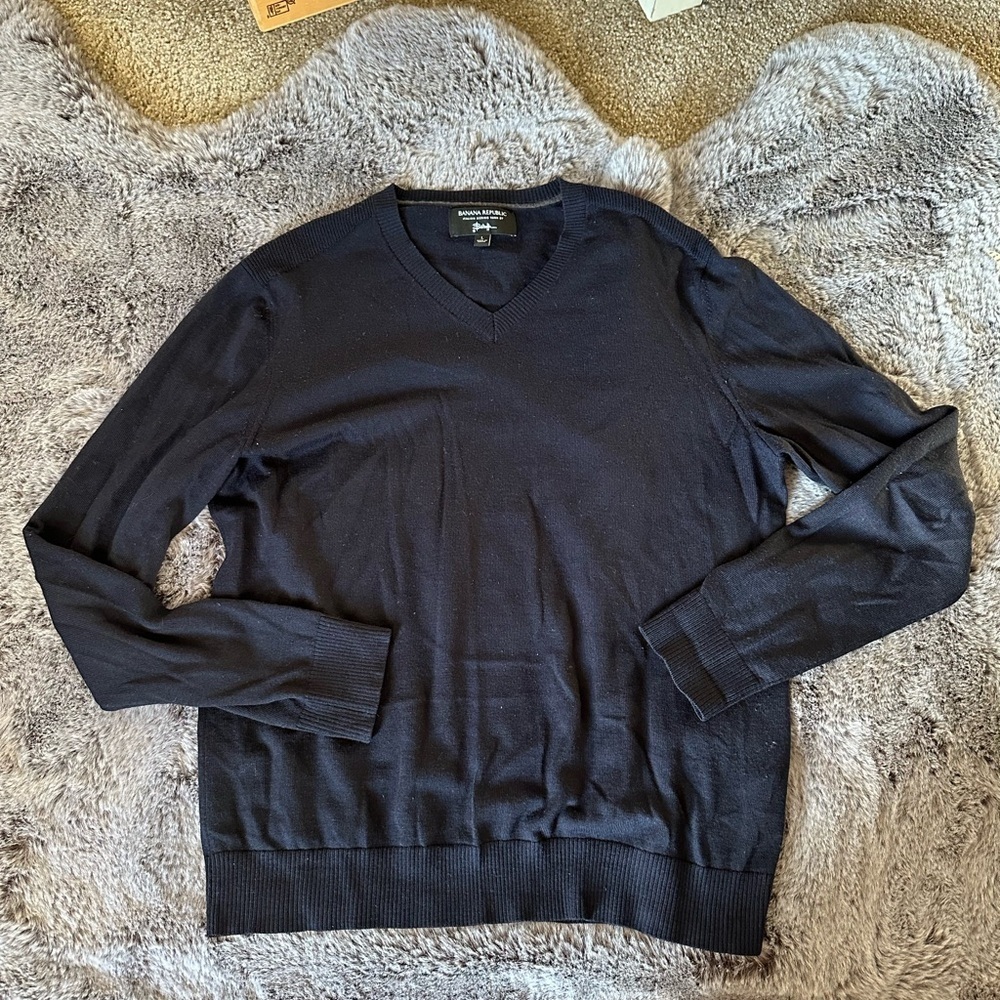 Banana Republic Men’s Italian Merino Wool Navy v-neck Size Large